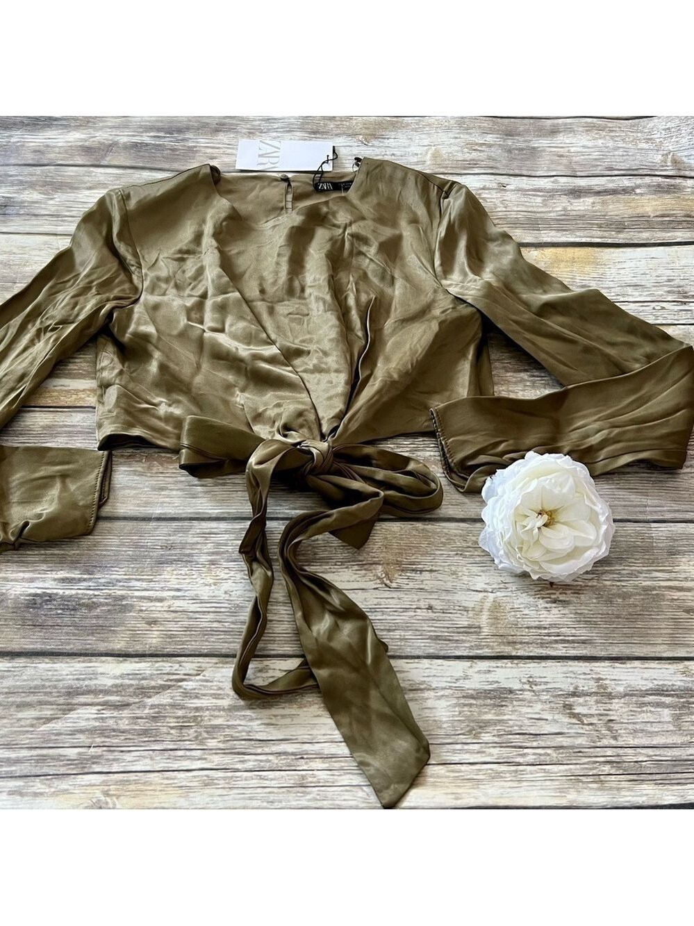 🌸NWT OLIVE GREEN SATIN EFFECT TOP
